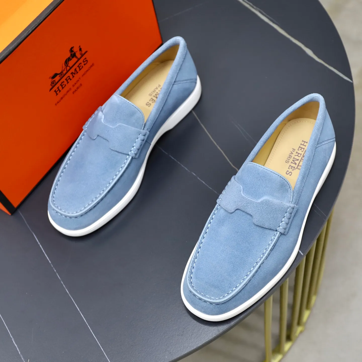 Ex-factory price: 540💰Hermès/Hermès slip-on men's shoes. This shoe is made of imported cow suede leather, with simple and smooth lines, and a 3CM rubber foam ultra-light sole combined with aerodynamic design! Youthful and fashionable, H button decoration, contrasting leather embellishment on the heel, calf lining to gently wrap your feet, with embossed logo cowhide feet, leather rock strips, casual and urban style, highlighting youthful vitality, sports and leisure version, super versatile Size number: 38-39-40-41-42-43-44 Standard leather shoe size (45 can be customized but does not support returns)